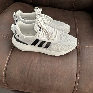 Adidas tennis shoe size 8